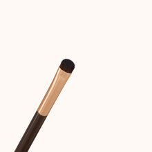 Load image into Gallery viewer, A soft, curved dome-shaped short makeup brush with a dark brown lacquered handle and a rose gold ferrule, made by mixing handmade synthetic dark brown bristles with a few strands of white bristles.
